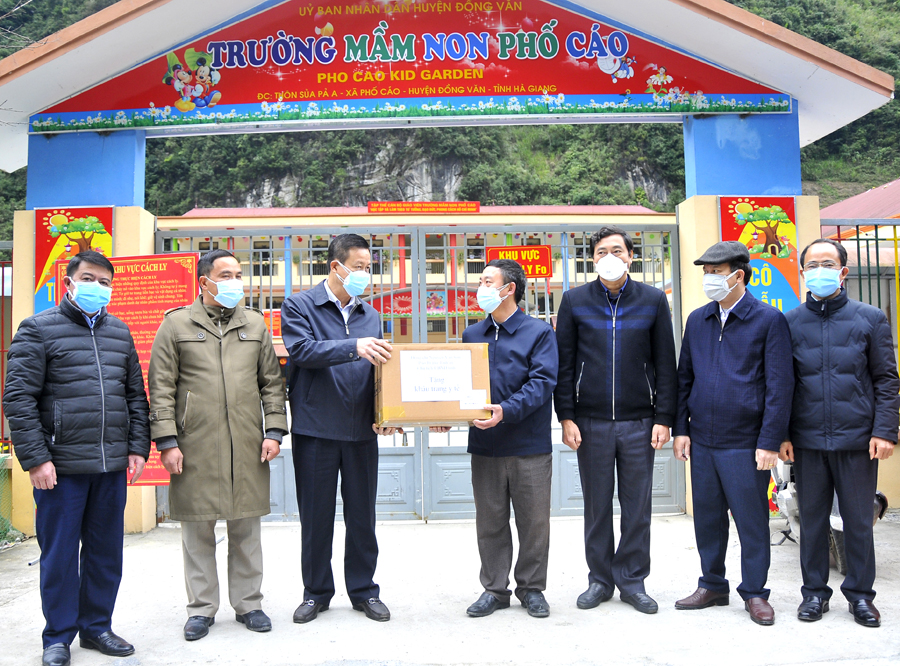 Chủ tịch UBND tỉnh Nguyễn Văn Sơn tặng khẩu trang cho lực lượng tham gia phòng, chống dịch xã Phố Cáo.
