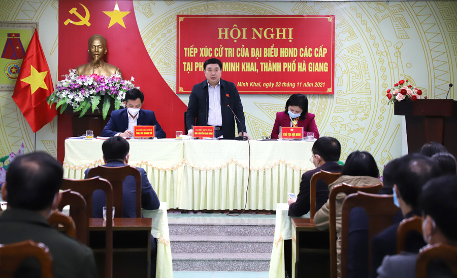 Đồng chí Nguyễn Mạnh Dũng trả lời ý kiến tại buổi tiếp xúc cử tri.