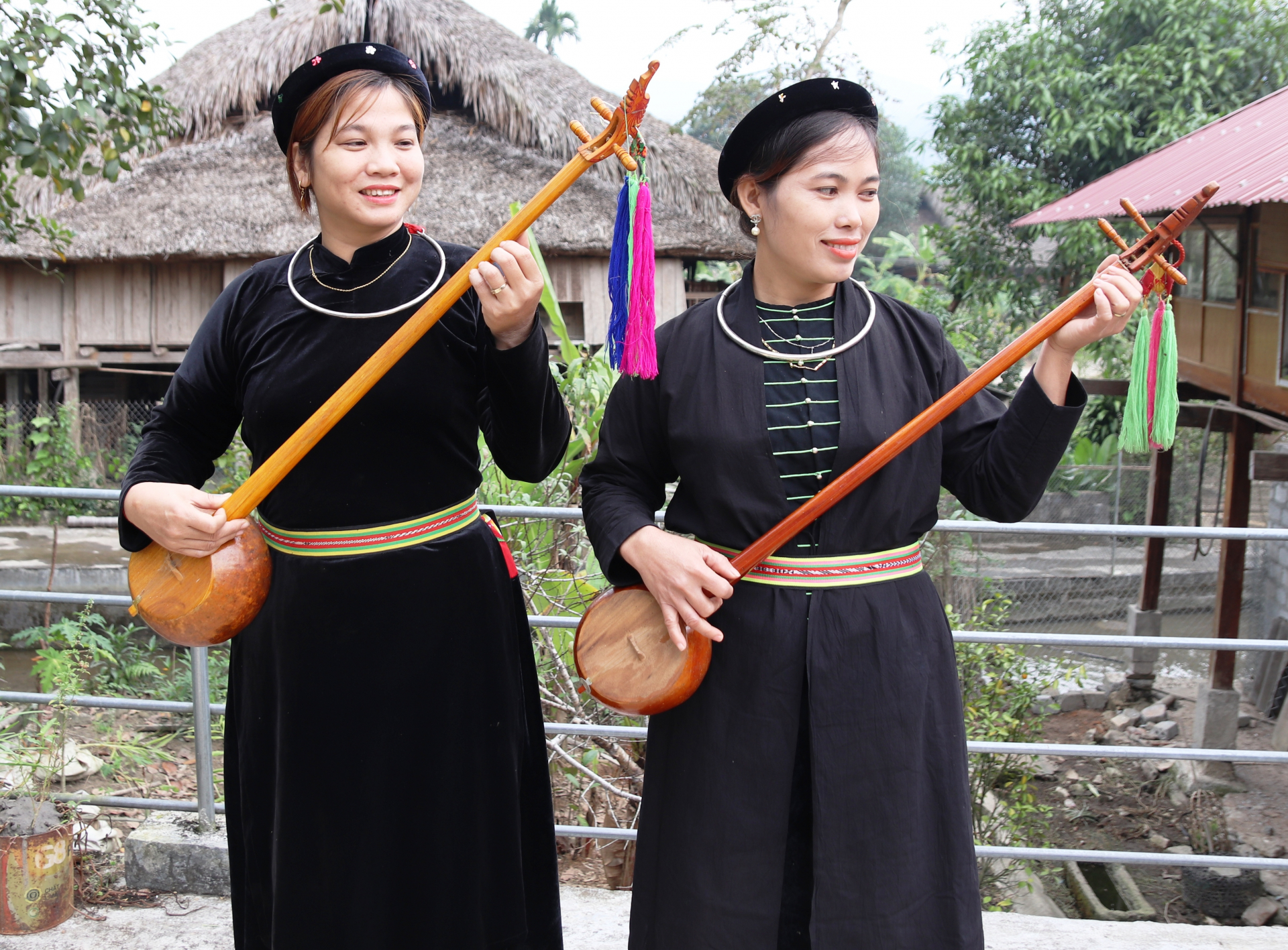 Phụ nữ Tày xã Phương Độ (thành phố Hà Giang) thực hành hát Then – gìn giữ Di sản văn hóa phi vật thể đại diện của nhân loại.