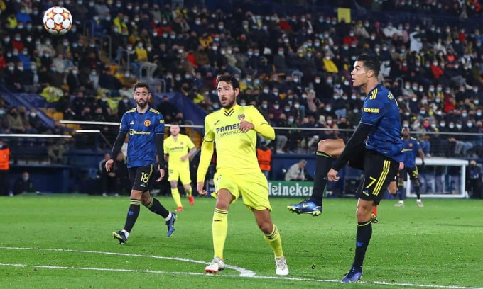 Pha tâng bóng đầy cảm giác của Ronaldo, giúp Man Utd hạ gục Villarreal lần thứ hai mùa này.