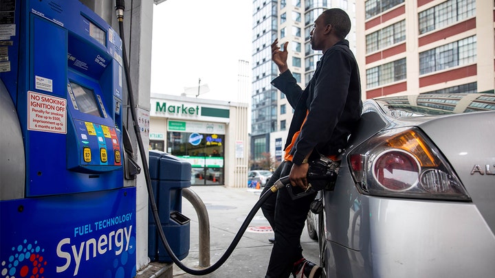 Người tiêu dùng Mỹ đang đối diện với khó khăn chi tiêu khi giá xăng dầu tăng cao. 