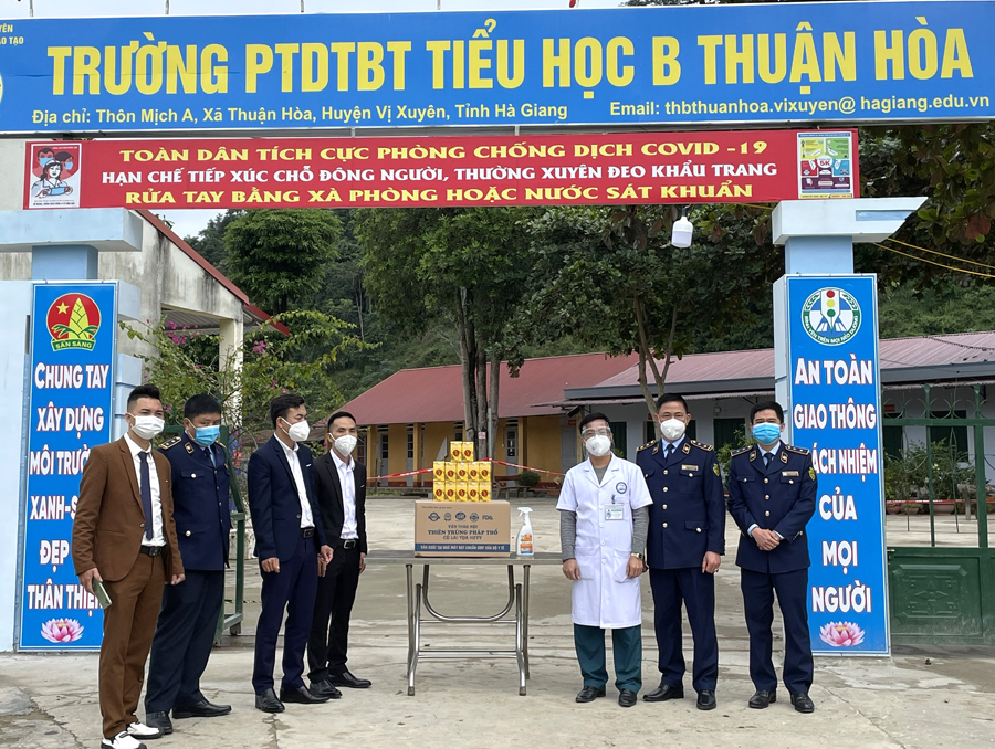 Trao quà tại khu thu dung, điều trị F0 Trường PTDTBT Tiểu học B Thuận Hoà.