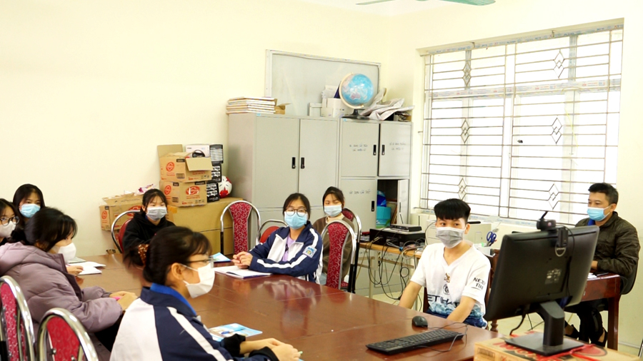 Thầy và trò Trường PTDT Nội trú THPT tỉnh Hà Giang tập huấn trực tuyến 