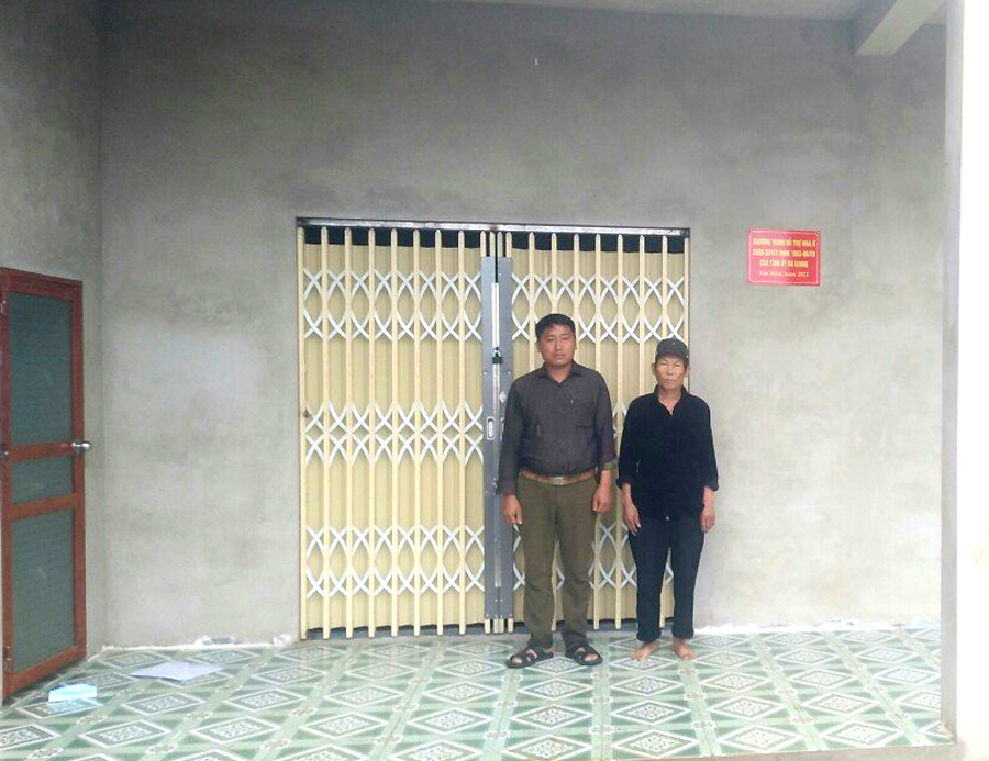 Ngôi nhà mới của cựu chiến binh Thào Seo Câu (phải), thôn La Chí Chải, xã Nàn Ma.