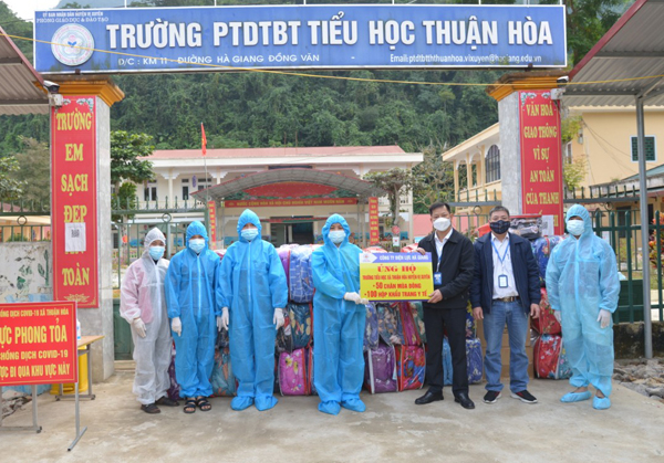 Đại diện Công ty Điện lực Hà Giang trao hàng hỗ trợ cho Trường PTDTBT tiểu học Thuận Hòa