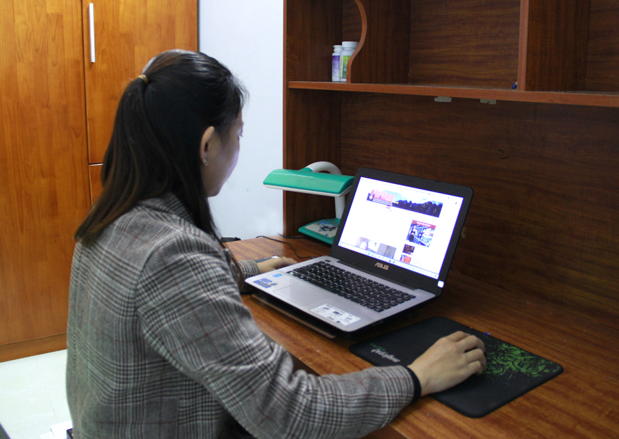 Chị Mai Thị Tuyết, tổ 15, phường Minh Khai, thành phố Hà Giang sử dụng máy tính cập nhật thông tin và học trực tuyến. 		Ảnh: BIỆN LUÂN