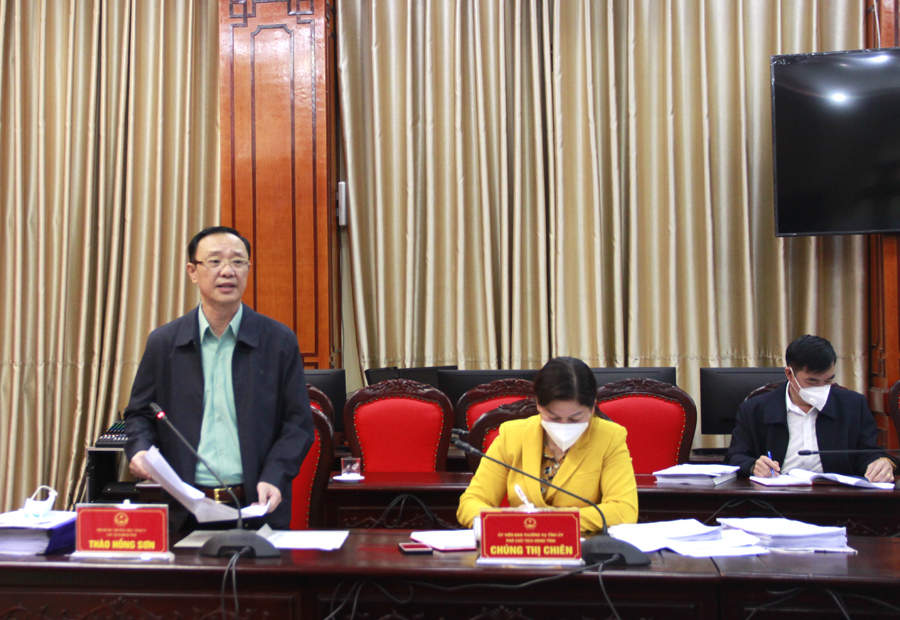 Phó Bí thư Thường trực Tỉnh ỷ, Chủ tịch HĐND tỉnh Thào Hồng Sơn phát biểu tại cuộc họp.