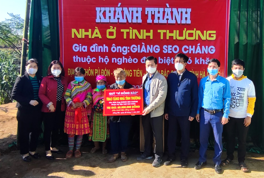 Chủ nhiệm UBKT Tỉnh ủy Trần Quang Minh tặng quà cho gia đình ông Giàng Seo Cháng.
