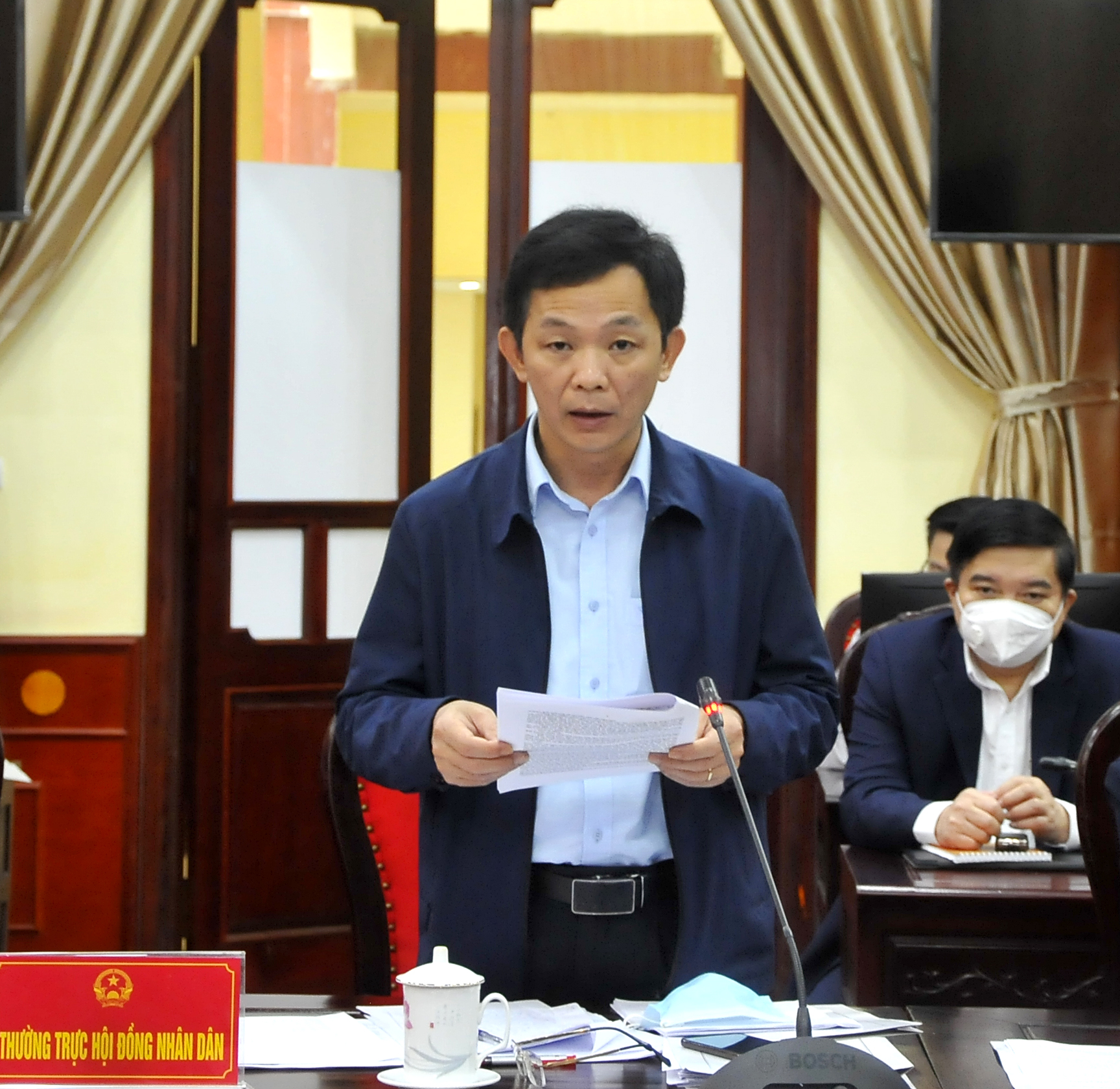 Trưởng Ban Dân tộc HĐND tỉnh Bùi Quang Trí đề nghị cần xem xét cơ chế hỗ trợ xi-măng thực hiện xây dựng NTM tại các địa phương trong tỉnh.