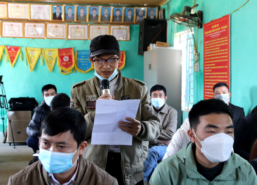 Cử tri Nguyễn Đình Tư, thôn Minh Thắng kiến nghị với đại biểu HĐND hai cấp tại buổi tiếp xúc cử tri.