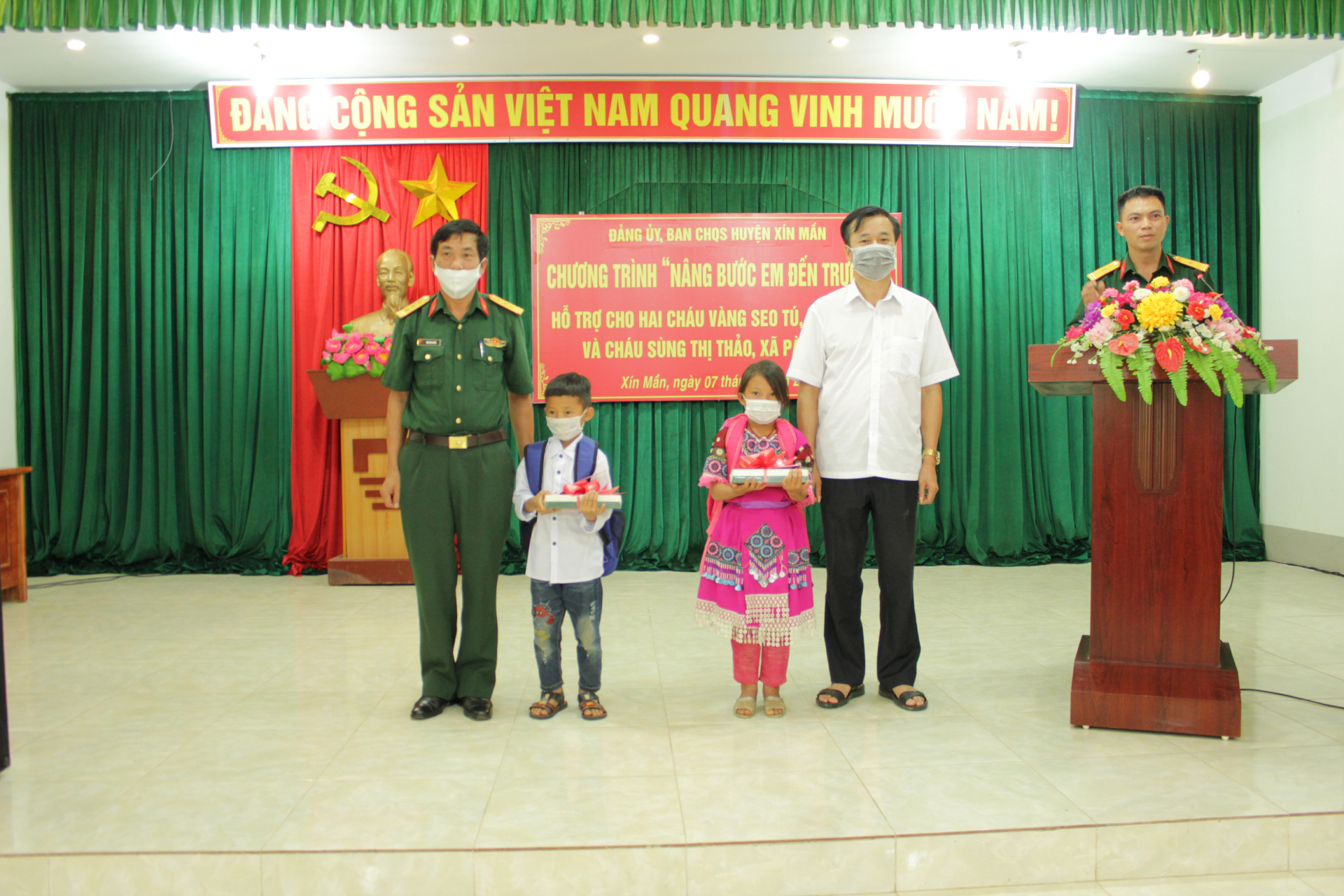  Lãnh đạo huyện và Ban CHQS huyện Xín Mần trao quà cho con nuôi của đơn vị đầu năm học 2020-2021.