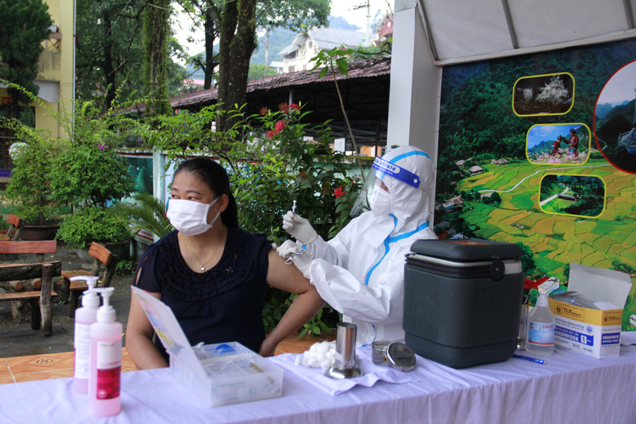 Cán bộ Trạm Y tế phường Minh Khai, thành phố Hà Giang tiêm phòng Covid - 19 cho nhân dân.