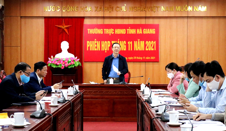 Chủ tịch HĐND tỉnh Thào Hồng Sơn kết luận phiên họp.