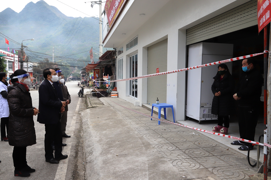 Phó Chủ tịch UBND tỉnh Trần Đức Quý động viên các trường hợp F0 thực hiện cách ly, điều trị tại nhà trên địa bàn thị trấn.