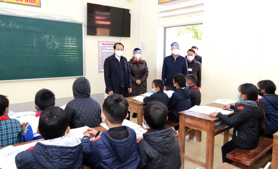 Phó Chủ tịch UBND tỉnh Trần Đức Quý kiểm tra việc giảng dạy của thầy và trò Trường THCS xã Tả Lủng.