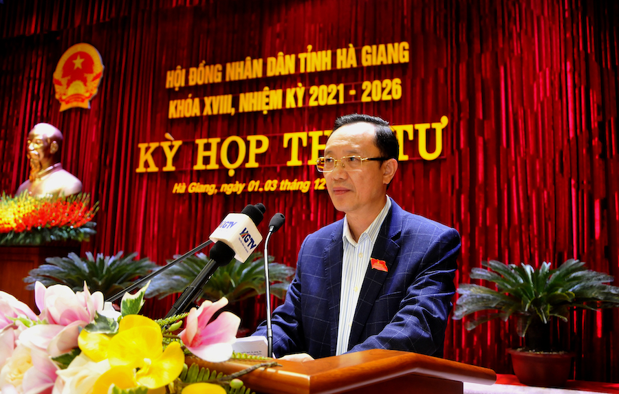 Chủ tịch HĐND tỉnh Thào Hồng Sơn phát biểu tại phiên trù bị.