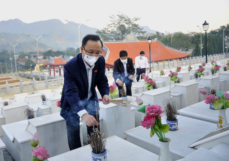 Chủ tịch HĐND tỉnh Thào Hồng Sơn và các đồng chí lãnh đạo tỉnh thắp hương lên các phần mộ.