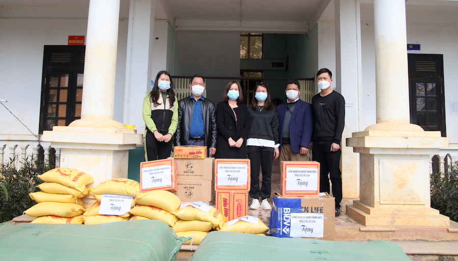 Đoàn hỗ trợ nhu yếu phẩm, vật tư y tế tại xã Sủng Cháng (Yên Minh).