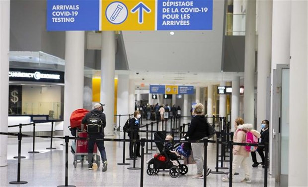 Hành khách tại sân bay quốc tế Toronto Pearson ở Ontario, Canada ngày 28/11.