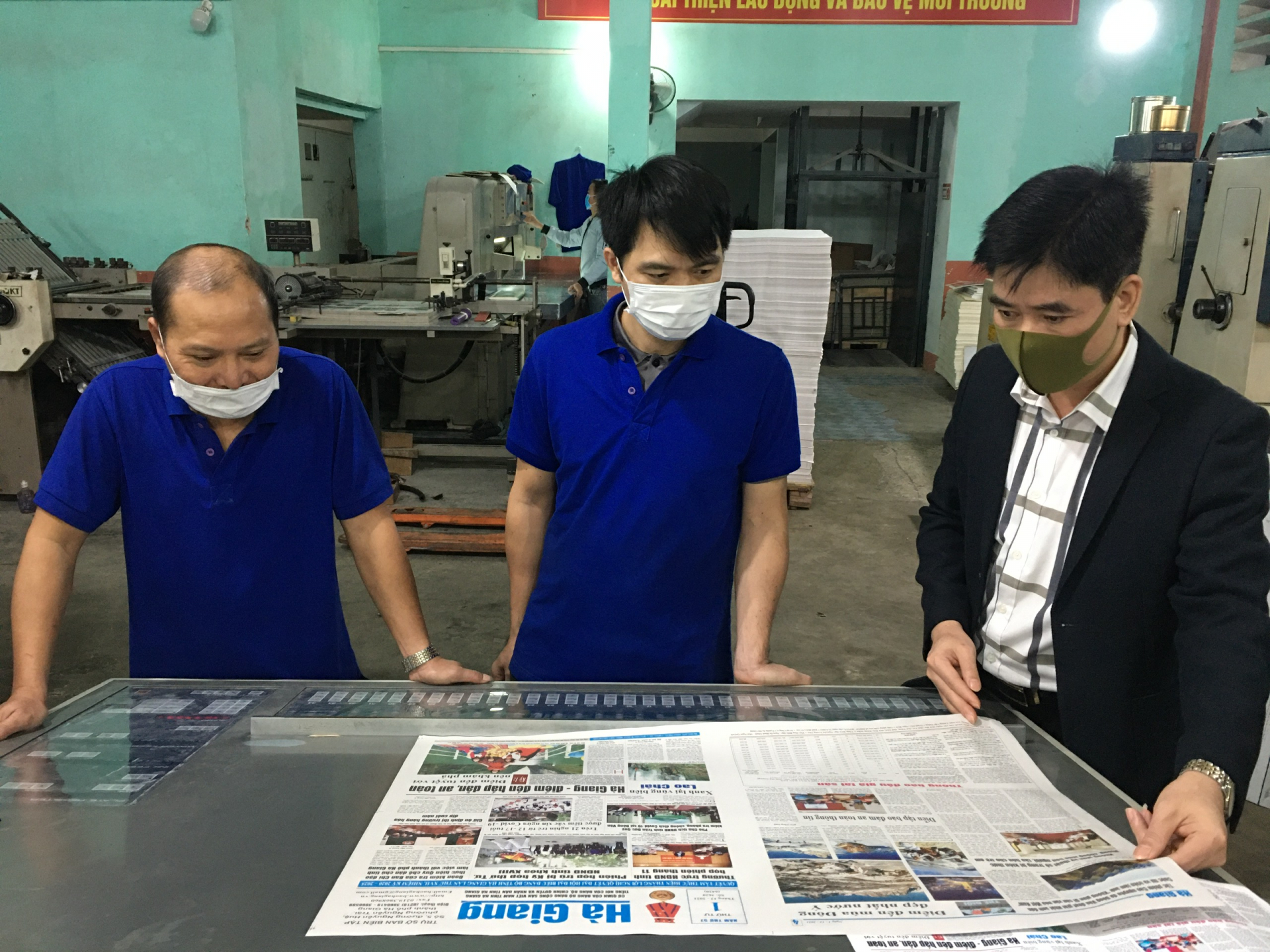 Lãnh đạo và công nhân Công ty CP In Hà Giang khởi động sử dụng hệ thống máy in 4 màu