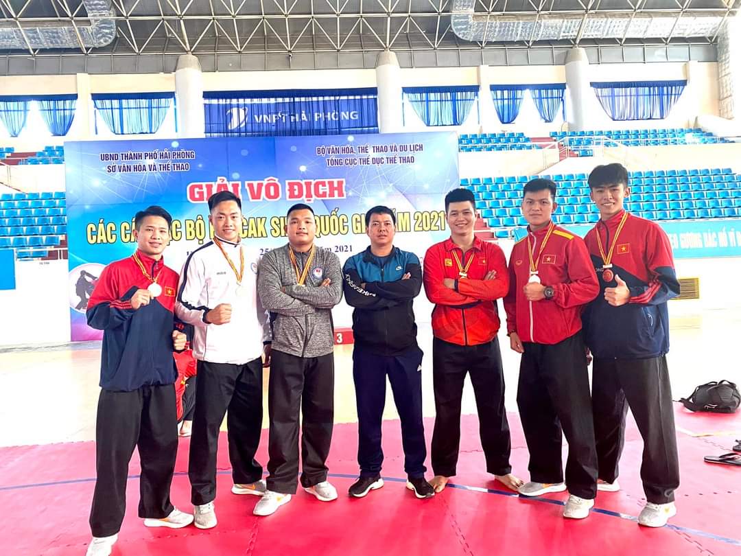 Huấn luyện viên trưởng Nguyễn Thanh Tâm (người đứng giữa áo xanh từ trái qua phải) cùng các vận động viên đoạt giải 