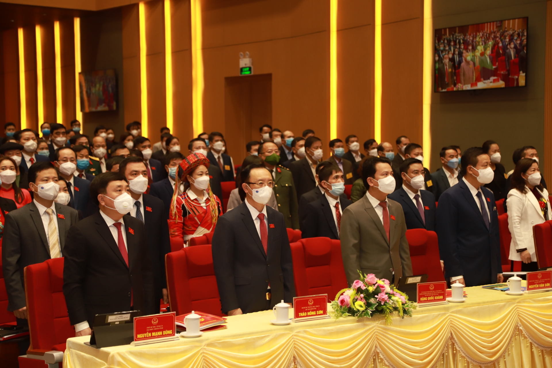 Các đồng chí lãnh đạo tỉnh và đại biểu thực hiện nghi thức chào cờ tại kỳ họp.