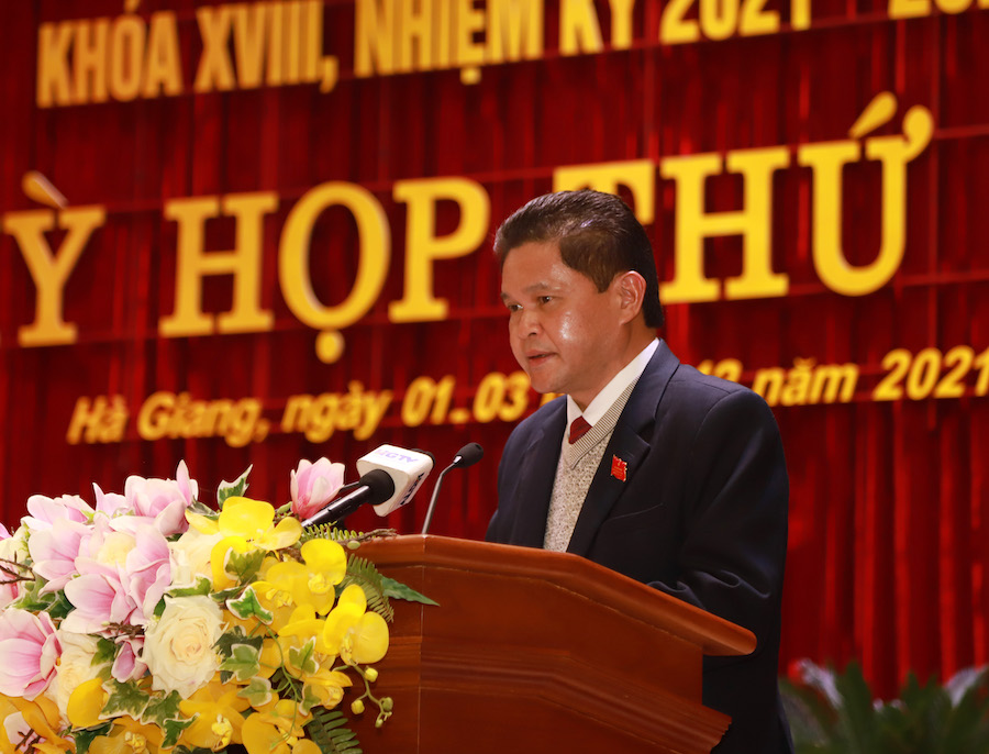 Chủ tịch Ủy ban MTTQ tỉnh Vàng Seo Cón trình bày thông báo của Ban Thường trực Ủy ban MTTQ tỉnh tham gia xây dựng chính quyền năm 2021.