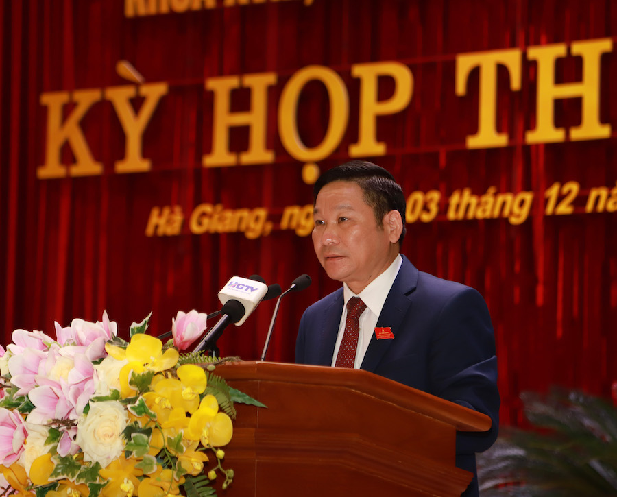 Phó Chủ tịch HĐND tỉnh Hoàng Văn Vịnh trình bày báo cáo kết quả hoạt động năm 2021 và phương hướng, nhiệm vụ năm 2022 của HĐND tỉnh.