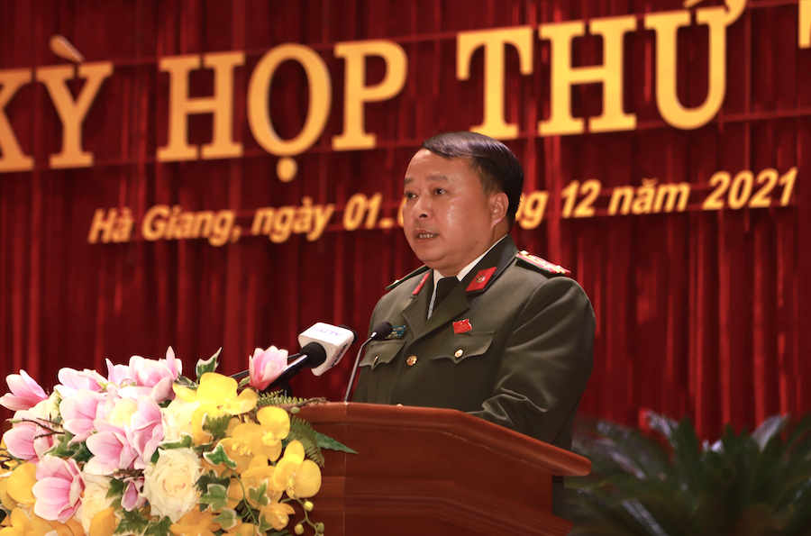 Đại tá Phan Huy Ngọc, Giám đốc Công an tỉnh trình bày tờ trình đề nghị ban hành Nghị quyết quy định điều kiện về diện tích nhà ở tối thiểu để đăng ký thường trú tại chỗ ở hợp pháp do thuê, mượn, ở nhờ trên địa bàn tỉnh
