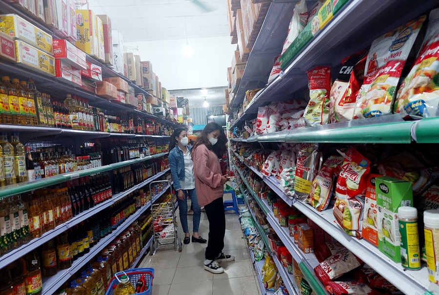 Người tiêu dùng mua sắm tại siêu thị HT Quang Trung (thành phố Hà Giang).
