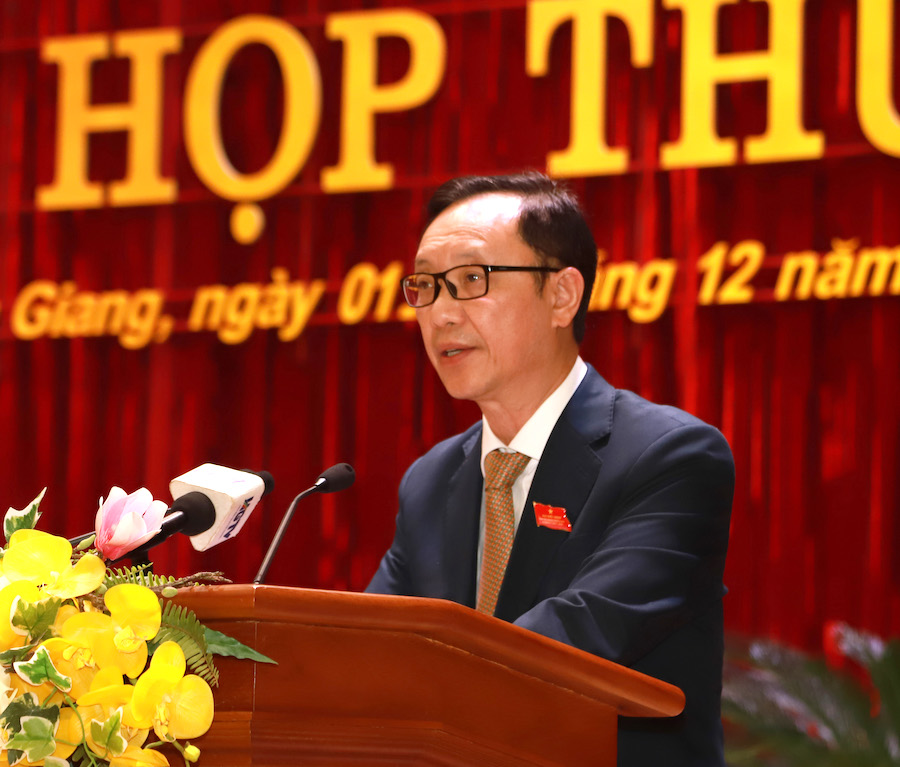 Chủ tịch HĐND tỉnh Thào Hồng Sơn phát biểu bế mạc kỳ họp.