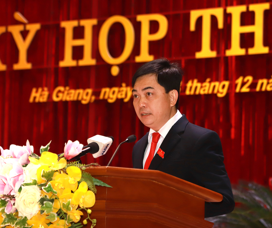 Thư ký kỳ họp Sền Văn Bắc trình bày nội dung các nghị quyết.