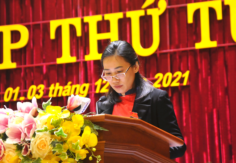 Thư ký kỳ họp Mua Hồng Sinh trình bày nội dung các nghị quyết.