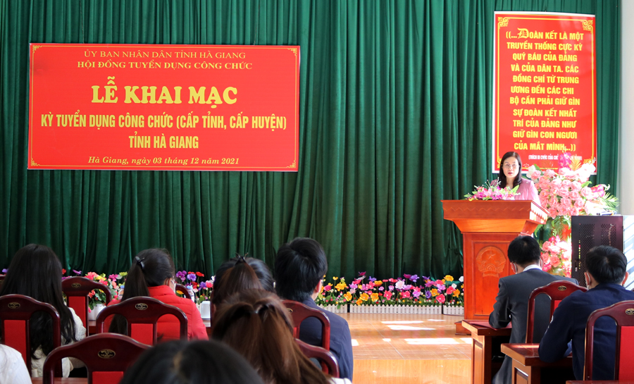 Phó Chủ tịch UBND tỉnh Hà Thị Minh Hạnh, Chủ tịch Hội đồng tuyển dụng công chức tỉnh phát biểu khai mạc