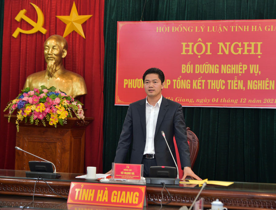 Trưởng ban Tuyên giáo Tỉnh ủy Vũ Mạnh Hà phát biểu trong hội nghị tại điểm cầu tỉnh Hà Giang.