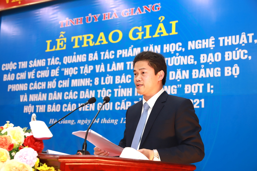 Trưởng ban Tuyên giáo Tỉnh ủy Vũ Mạnh Hà báo cáo kết quả cuộc thi và hội thi