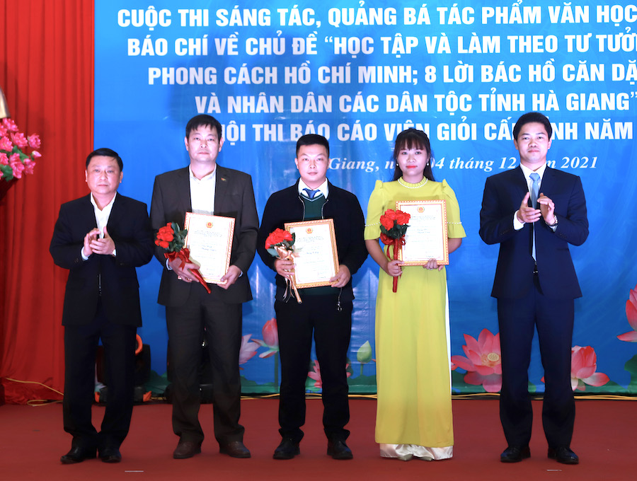 Trưởng ban Tổ chức Tỉnh ủy Nguyễn Minh Tiến và Trưởng ban Tuyên giáo Tỉnh ủy Vũ Mạnh Hà trao giải B loại hình Phát thanh - Truyền hình