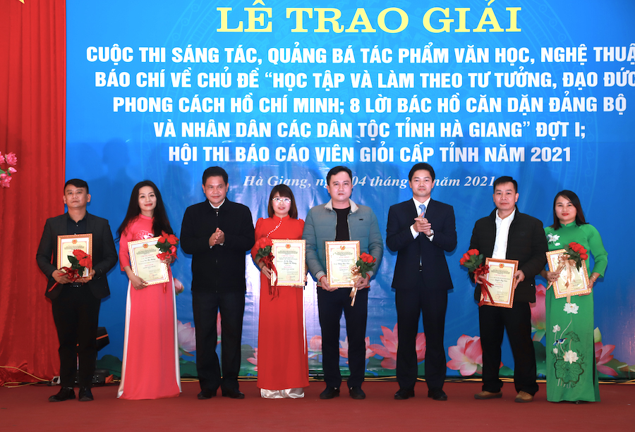 Trưởng ban Tuyên giáo Tỉnh ủy Vũ Mạnh Hà và Chủ tịch Ủy ban MTTQ tỉnh Vàng Seo Cón trao giải B Cuộc thi sáng tác, quảng bá tác phẩm VHNT, báo chí về chủ đề 