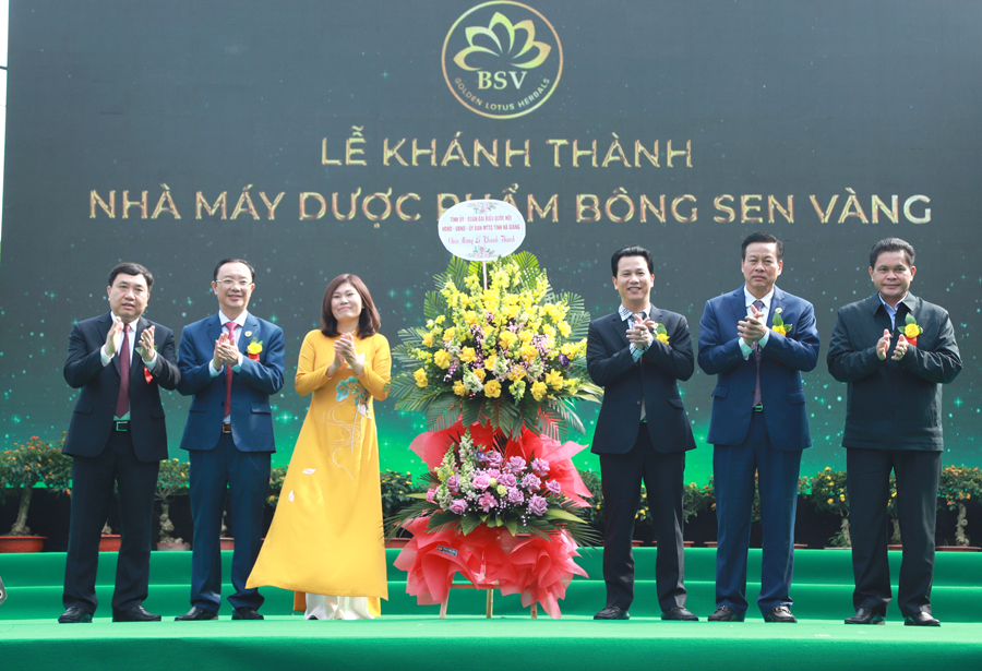 Thường trực Tỉnh ủy - HĐND - UBND - Ủy ban MTTQ tỉnh tặng lẵng hoa chúc mừng Lễ khánh thành Nhà máy dược phẩm Bông Sen Vàng