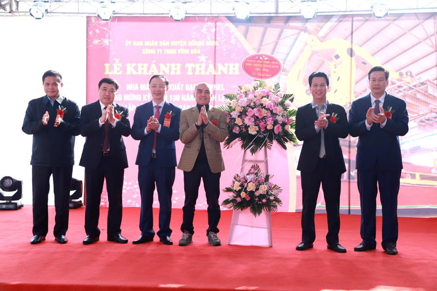 Thường trực Tỉnh ủy - HĐND - UBND - Ủy ban MTTQ tỉnh tặng lẵng hoa chúc mừng Nhà máy gạch Tuynel Tân Bắc