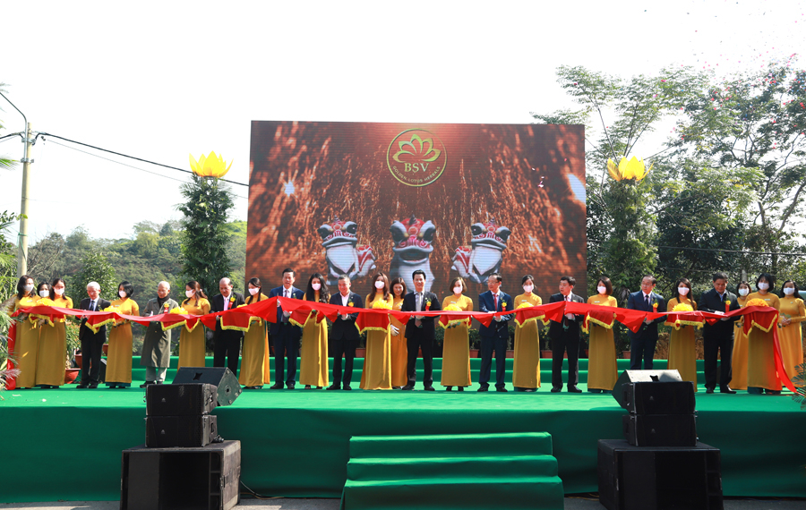 Các đồng chí lãnh đạo tỉnh, Cục quản lý Y dược cổ truyền, huyện Bắc Quang và Viện Đại học y Hà Nội cắt băng khánh thành Nhà máy dược phẩm Bông Sen Vàng