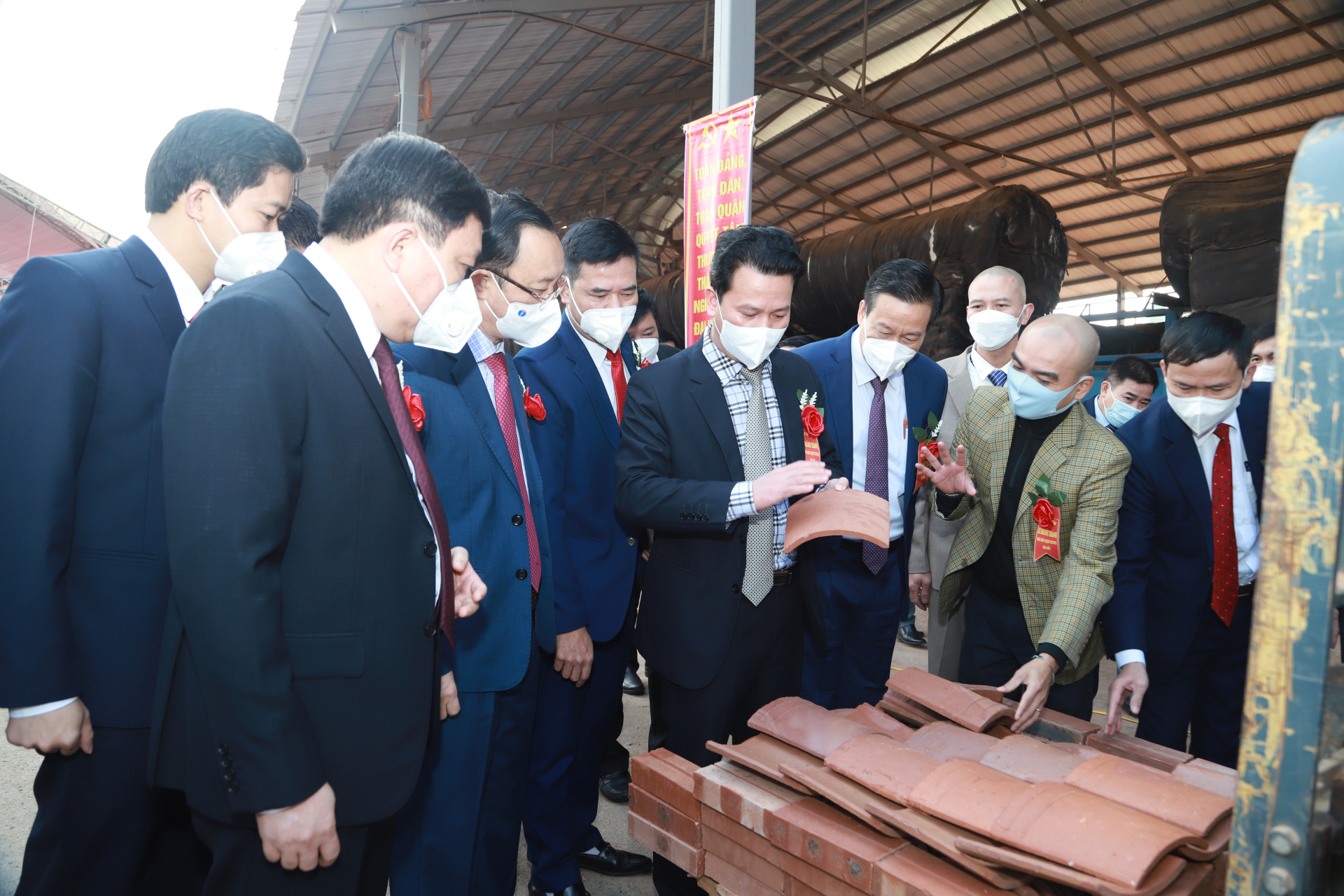 Các đồng chí lãnh đạo tỉnh và đại biểu tham quan dây chuyền sản xuất của Nhà máy gạch Tuynel Tân Bắc