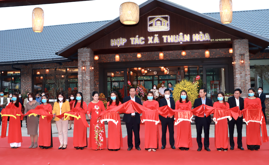 Các đại biểu cắt băng khánh thành điểm trưng bày giới thiệu sản phẩm OCOP gắn với khu du lịch của Hợp tác xã Thuận Hòa.