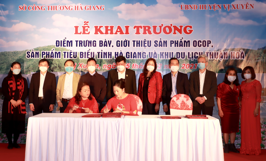 Hợp tác xã Thuận Hòa ký kết hợp đồng tiêu thụ sản phẩm với một số đơn vị kinh doanh trên địa bàn.
