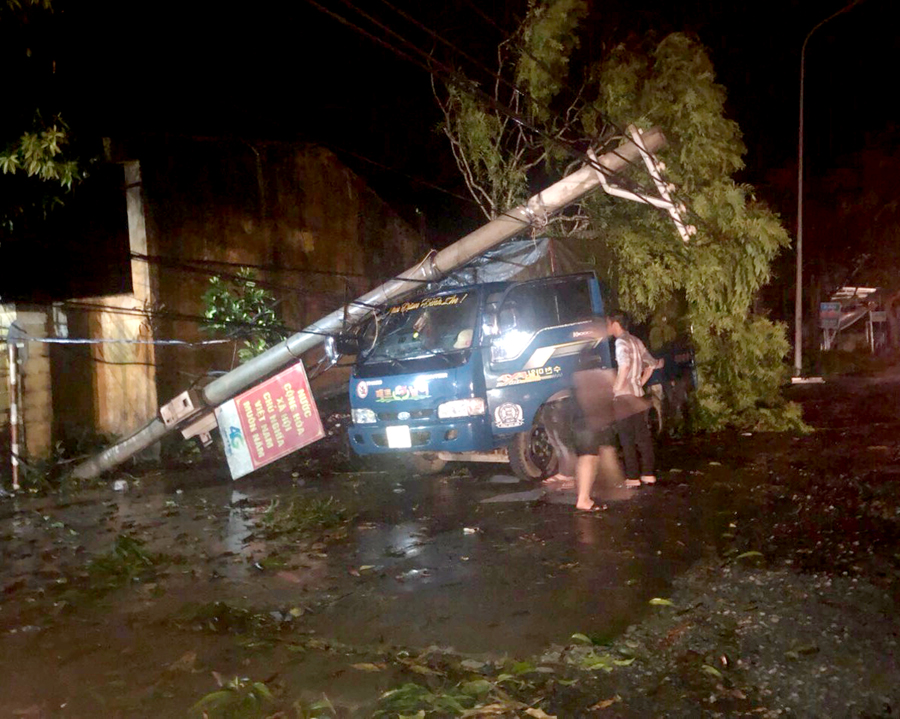Gió bão gây đổ cột điện tại thị trấn Việt Quang (Bắc Quang).