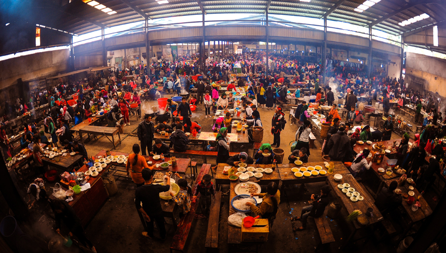 Đời sống người dân vùng cao Hà Giang đang ngày một cải thiện, nâng cao (Trong ảnh: Một buổi chợ phiên ở thị trấn Mèo Vạc).