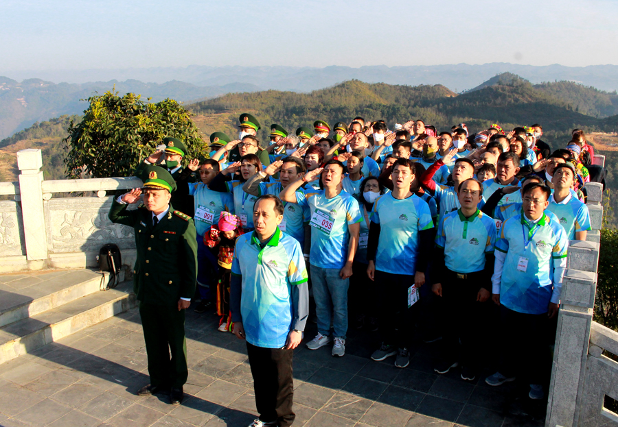 Các đại biểu và các VĐV thực hiện nghi lễ chào cờ tại Cột cờ Quốc gia Lũng Cú