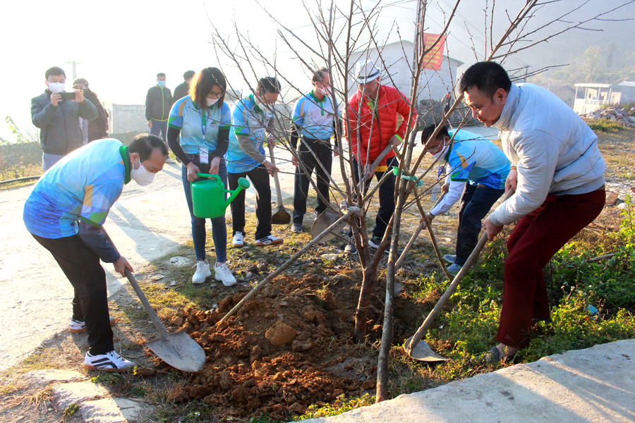Các đại biểu trồng cây xanh hưởng ứng chương trình “Hành trình biên cương Xanh” tại thôn Lô Lô, xã Lũng Cú