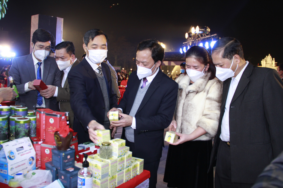 Các đại biểu tham quan các sản phẩm đặc trưng được trưng bày tại các gian hàng của các huyện, thành phố.
