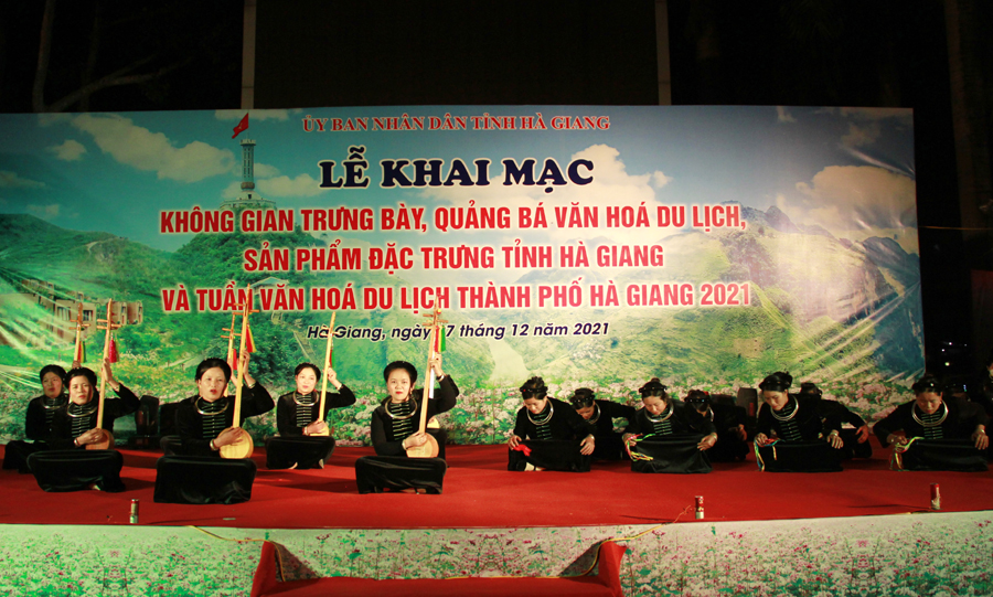 Tiết mục văn nghệ của đội nghệ nhân dân gian thành phố Hà Giang tham gia Tuần văn hóa du lịch.